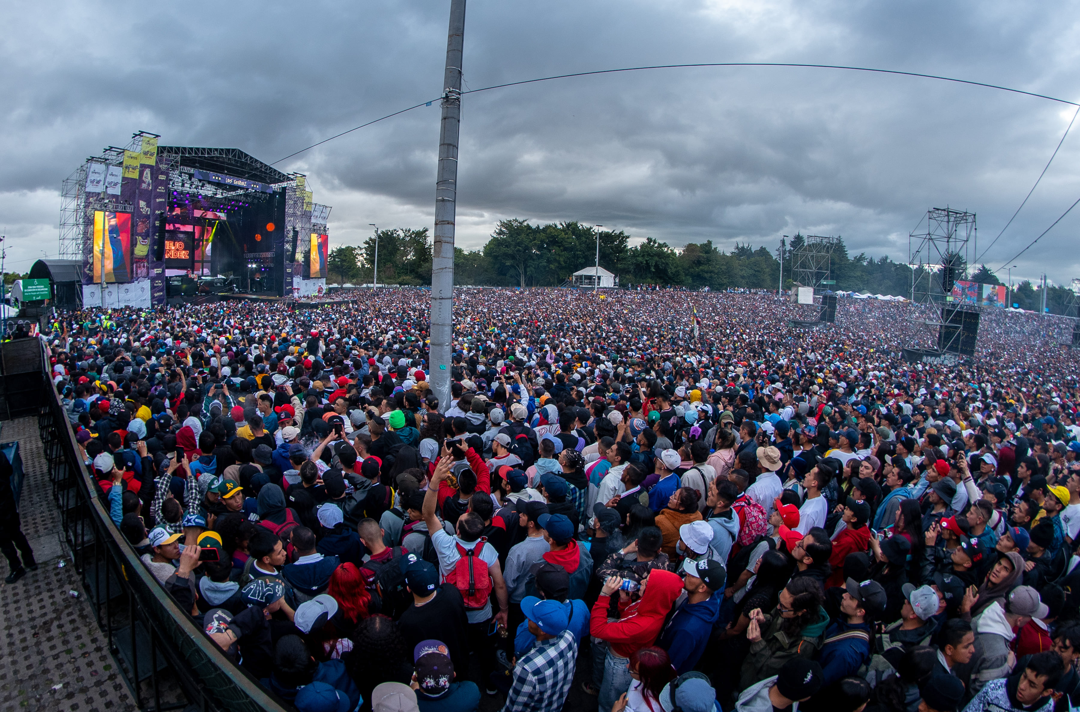 Fotografía de público levantando las manos  Hip Hop al Parque