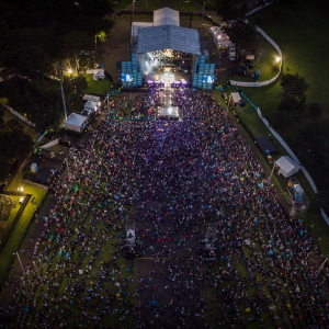 Fotografía desde arriba de hip hop al parque con gran cantidad de público