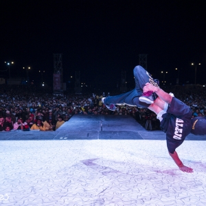 Fotografía de bailarín de hip hop en escenario
