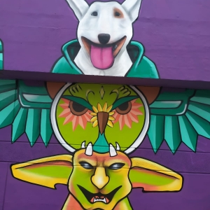 Fotografía de mural de un perro con gargola en la calle 26