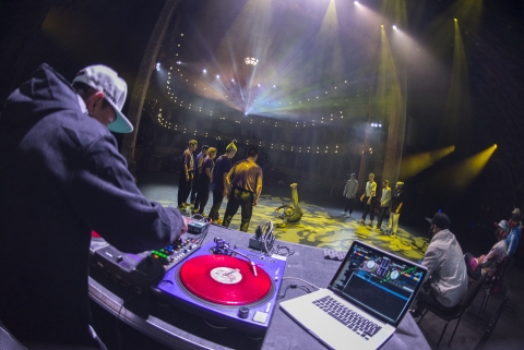 Fotografía de DJ King Rock mezclando en escenario