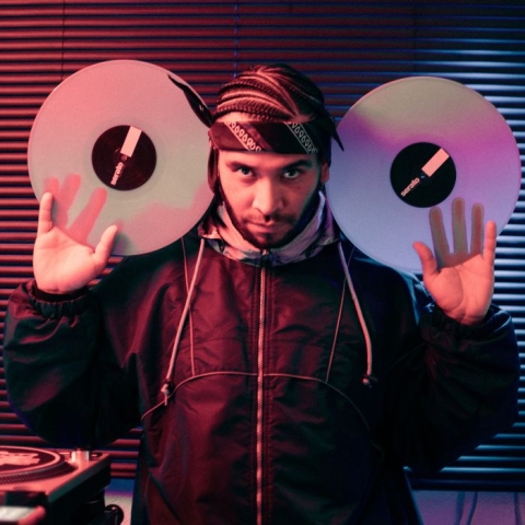 Fotografía de DJ Softkiller con dos discos en la mano
