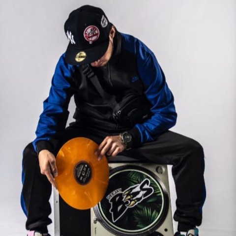 Fotografía de Deejay Bes con gorra