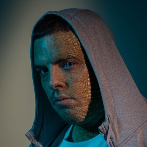 Fotografía de Foyone con textura en su rostro