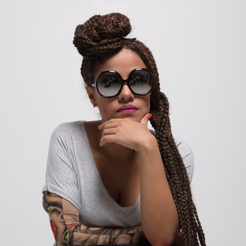 Fotografía de Mary Hellen con gafas oscuras