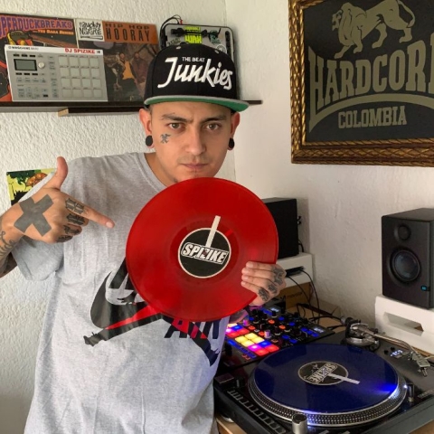 Fotografía de Dj Spizike con un vinilo en la mano
