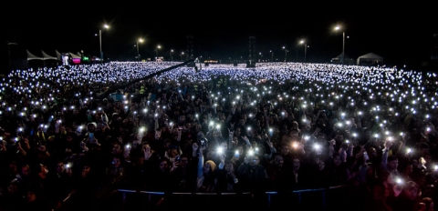 Público en un Hip Hop al Parque con luces de celular prendidas